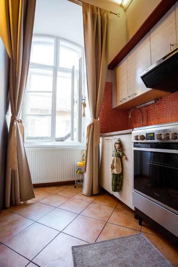 Apartment Old Square 3 *